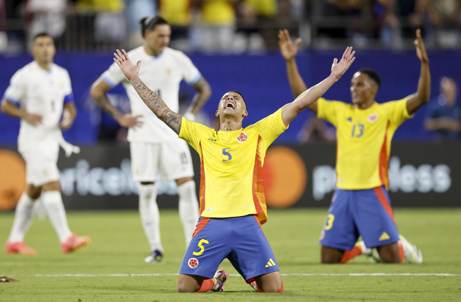 Kevin Castaño (c) y Yerry Mina (d) celebraron de rodillas la clasificación de Colombia a la final de la Copa América. Kevin Castaño (c) y Yerry Mina (d) celebraron de rodillas la clasificación de Colombia a la final de la Copa América.