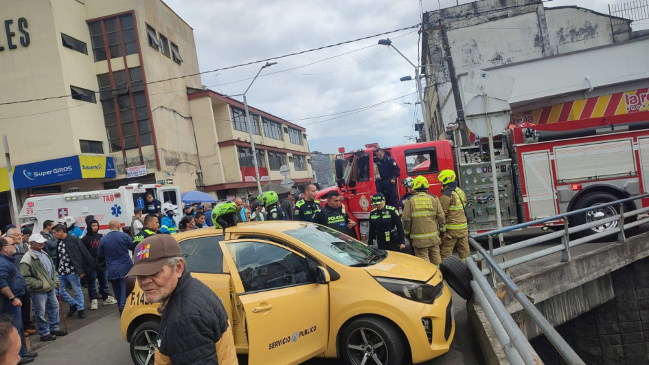 El taxi golpeó contra las barandas en la Plaza Alfonso López de Manizales. El taxi golpeó contra las barandas en la Plaza Alfonso López de Manizales.