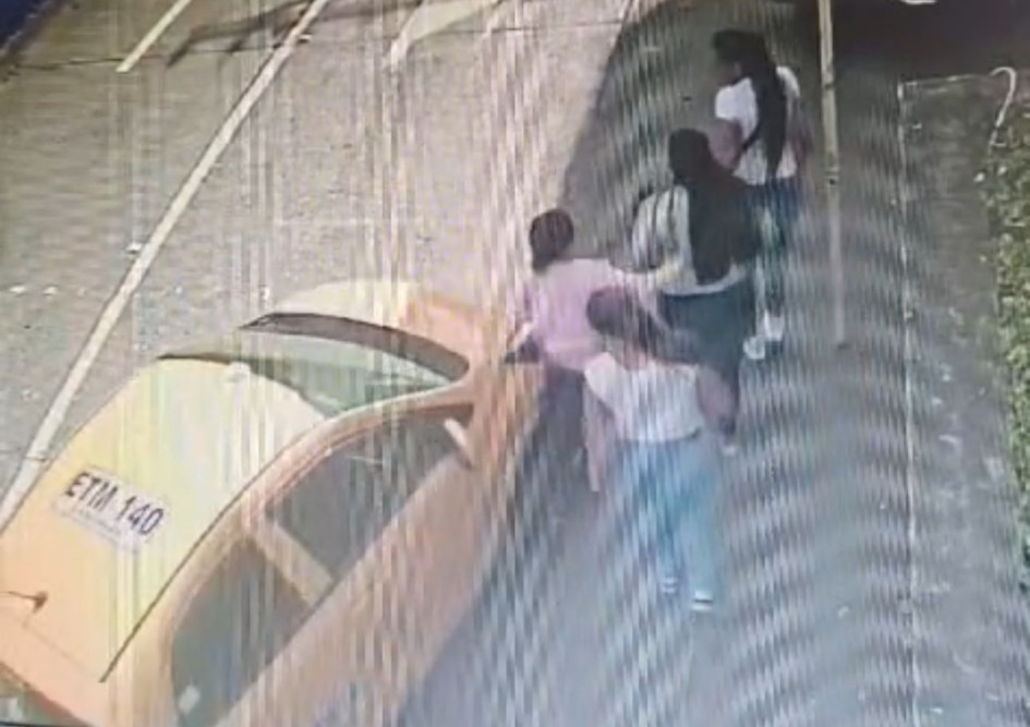 Este es el momento en el que el taxista arrolla a la mujer y esta queda atrapada por unos segundos en la llanta delantera. Este es el momento en el que el taxista arrolla a la mujer y esta queda atrapada por unos segundos en la llanta delantera.