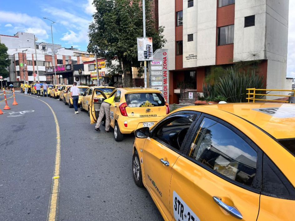 La movilización de taxistas en Manizales comenzó en Milán. La movilización de taxistas en Manizales comenzó en Milán.