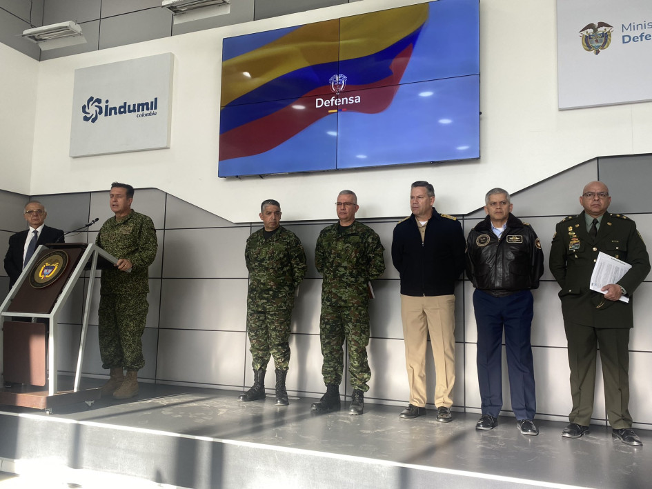 El ministro de Defensa, Iván Velásquez, acompañado de la cúpula militar anunciaron este martes la terminación del cese el fuego con el Estado Mayor Central. El ministro de Defensa, Iván Velásquez, acompañado de la cúpula militar anunciaron este martes la terminación del cese el fuego con el Estado Mayor Central.
