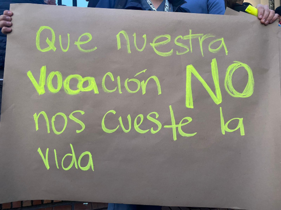 Foto | Tomada de @UltimaHoraCR | LA PATRIA El lunes se realizó en las afueras de la Universidad Javeriana una velatón en memoria de la manizaleña Catalina Gutierrez Zuluaga. Foto | Tomada de @UltimaHoraCR | LA PATRIA El lunes se realizó en las afueras de la Universidad Javeriana una velatón en memoria de la manizaleña Catalina Gutierrez Zuluaga.