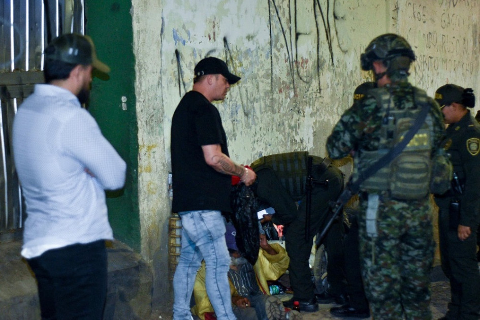 Llevan a los barrios y a distintos sectores urbanos y rurales de Chinchiná unas caravanas de seguridad que consisten en verificar antecedentes, practicar requisas y hacer control de habitantes de calle. Llevan a los barrios y a distintos sectores urbanos y rurales de Chinchiná unas caravanas de seguridad que consisten en verificar antecedentes, practicar requisas y hacer control de habitantes de calle.