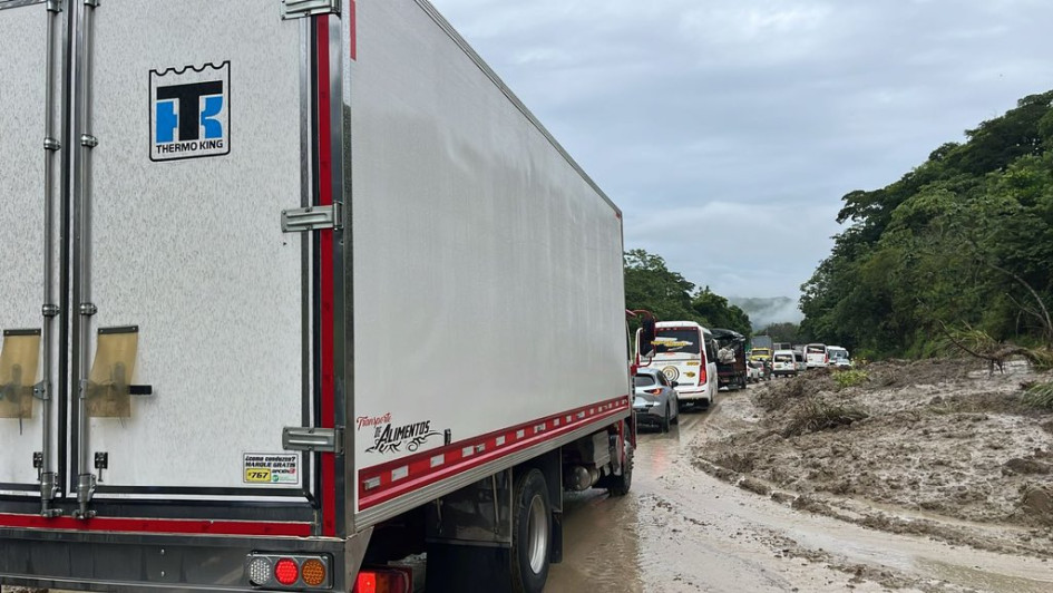 En la vía Manizales - Medellín se habilitó el paso a un carril en el sector El Indial, luego de estar cerrada por derrumbe. En la vía Manizales - Medellín se habilitó el paso a un carril en el sector El Indial, luego de estar cerrada por derrumbe.