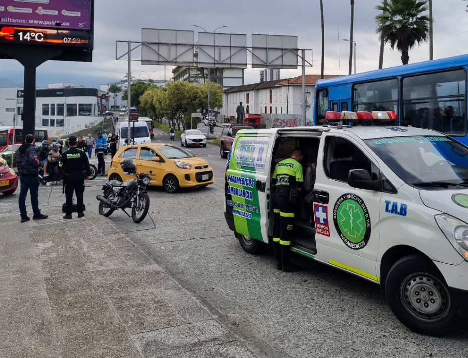 Accidente de tránsito en el que se vieron involucradas una moto y una menor de edad que resultó lesionada. Accidente de tránsito en el que se vieron involucradas una moto y una menor de edad que resultó lesionada.