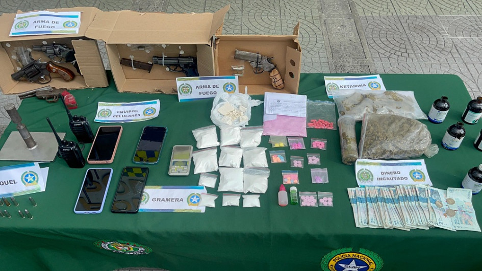 Armas, estupefacientes, material de empaque y municiones, elementos incautados en el operativo. Armas, estupefacientes, material de empaque y municiones, elementos incautados en el operativo.