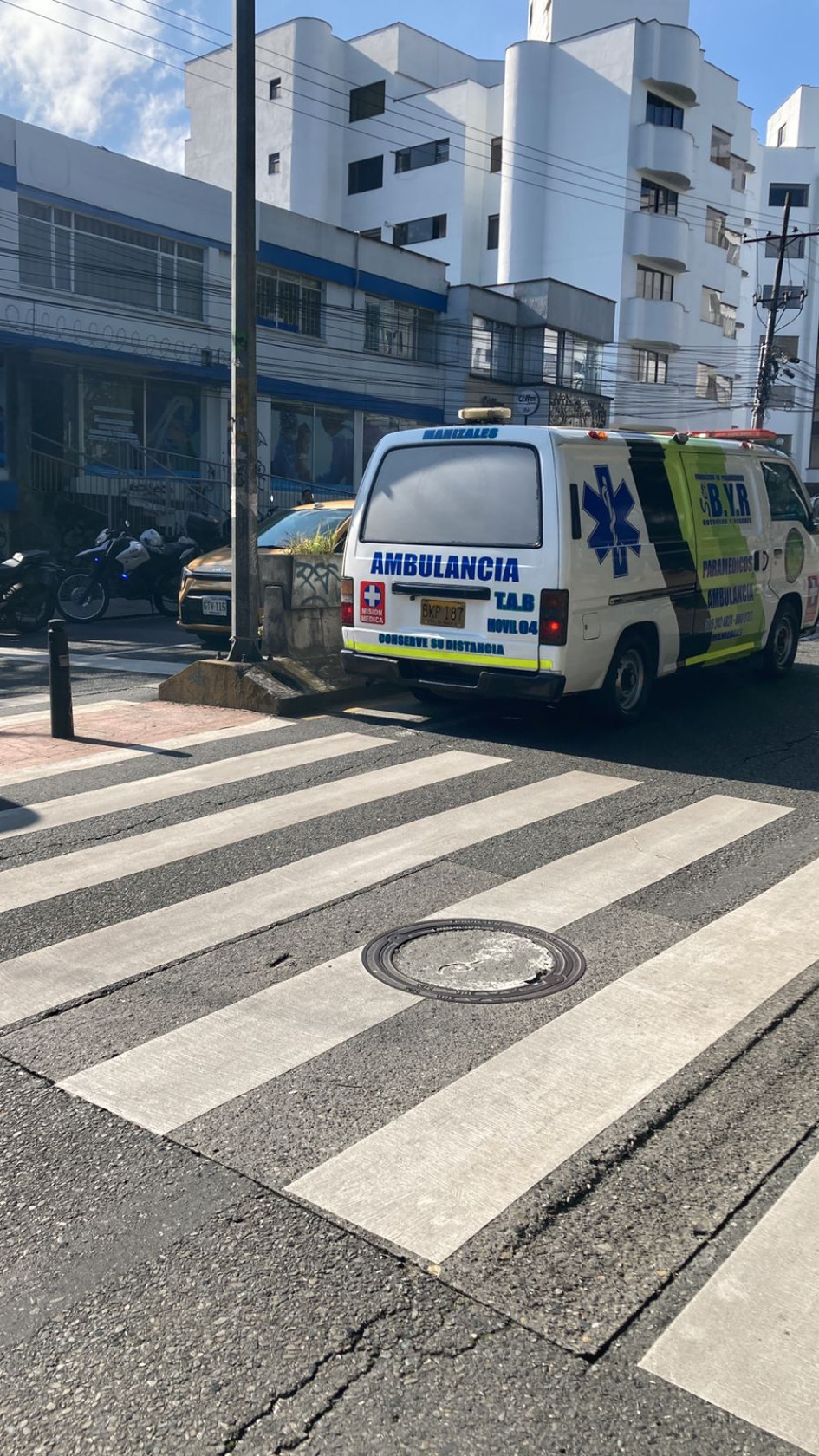 Accidente de tránsito de una moto que es colisionada por otra. Un lesionado. Accidente de tránsito de una moto que es colisionada por otra. Un lesionado.