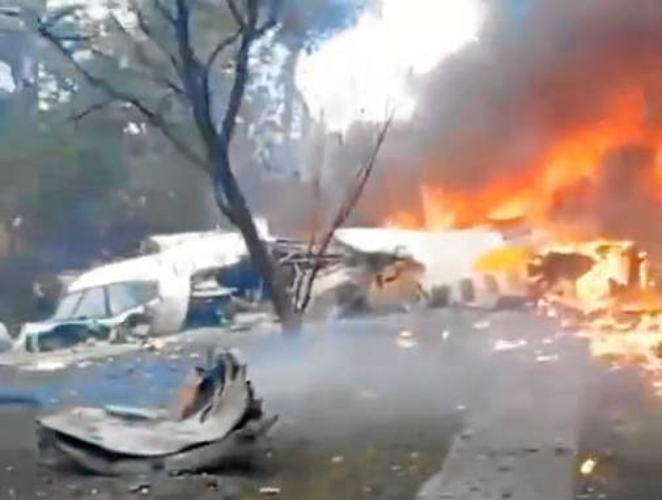 Testigos dijeron que escucharon un estruendo antes de ver la caída del avión. El accidente desencadenó un incendio. Foto | EFE | LA PATRIA Testigos dijeron que escucharon un estruendo antes de ver la caída del avión. El accidente desencadenó un incendio.