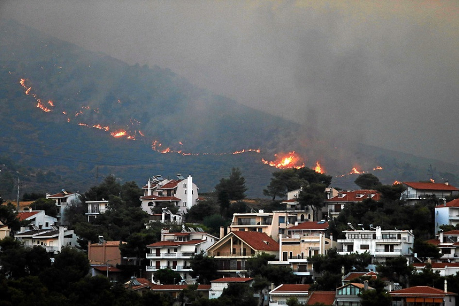 Un incendio se acercaba anoche a las casas en el monte Penteli, en el noreste de Grecia. Un incendio se acercaba anoche a las casas en el monte Penteli, en el noreste de Grecia.