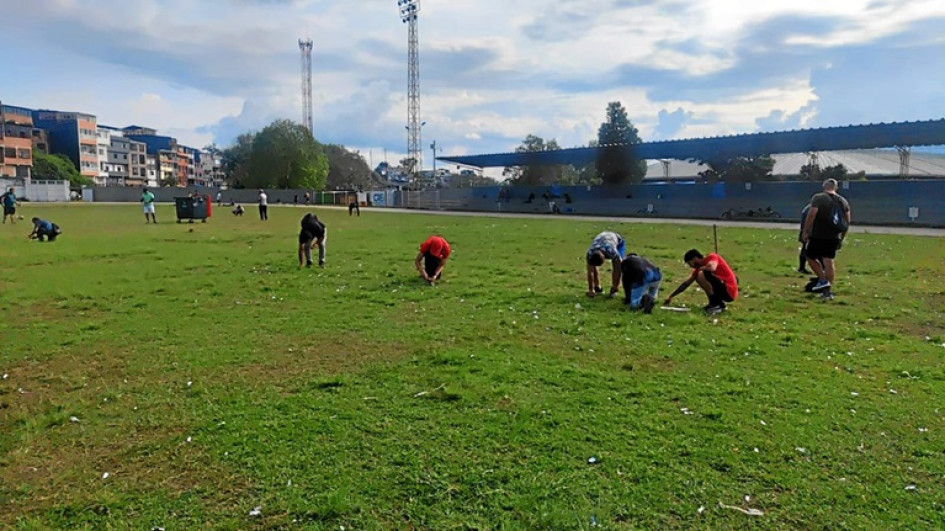 La Empresa de producción del evento musical que se realizó en el estadio municipal parece que no se fijó en dejar el escenario en las condiciones que lo encontró. La Empresa de producción del evento musical que se realizó en el estadio municipal parece que no se fijó en dejar el escenario en las condiciones que lo encontró.
