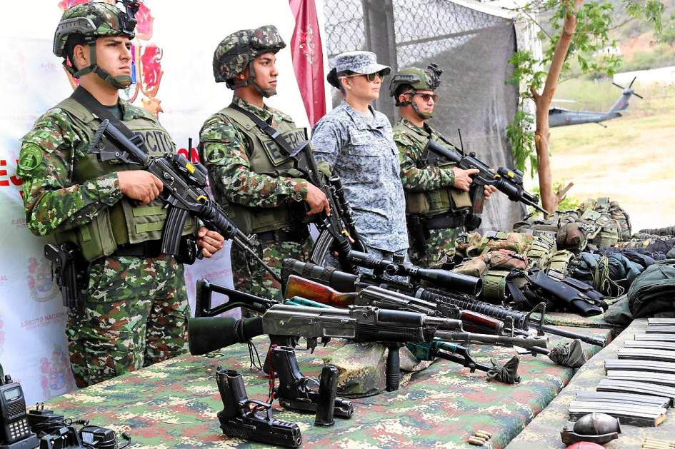 Integrantes del Ejército mientras custodian el armamento incautado durante el operativo contra la guerrilla del Eln. Integrantes del Ejército mientras custodian el armamento incautado durante el operativo contra la guerrilla del Eln.