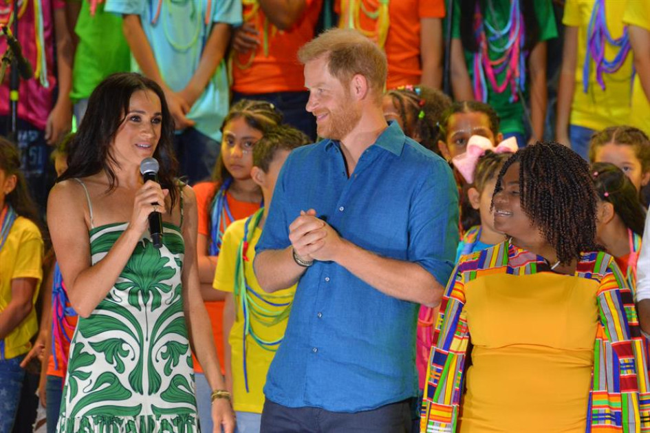 Los duques de Sussex Harry (c) y Meghan (i) junto a la vicepresidenta Francia Maquez, durante el cierre del Festival Petronio Álvarez, este domingo en Cali. Los duques de Sussex Harry (c) y Meghan (i) junto a la vicepresidenta Francia Maquez, durante el cierre del Festival Petronio Álvarez, este domingo en Cali.