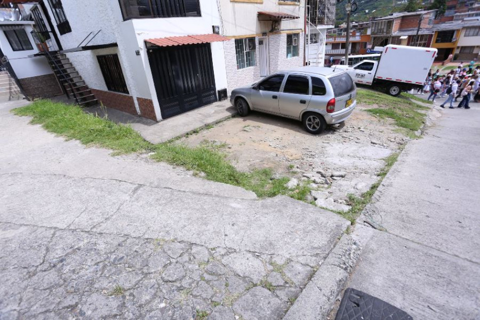 Este es el estado actual de un paso en una calle en La Enea. Habitantes piden que las autoridades escuchen sus demandas por un andén seguro. Este es el estado actual de un paso en una calle en La Enea. Habitantes piden que las autoridades escuchen sus demandas por un andén seguro.