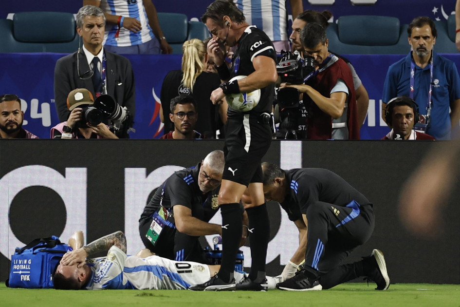 El 15 de julio de 2024 de Lionel Messi de Argentina sufrió una lesión en la final de la Copa América 2024 ante Colombia, en Miami Gardens, Florida (EE.UU.). El 15 de julio de 2024 de Lionel Messi de Argentina sufrió una lesión en la final de la Copa América 2024 ante Colombia, en Miami Gardens, Florida (EE.UU.).