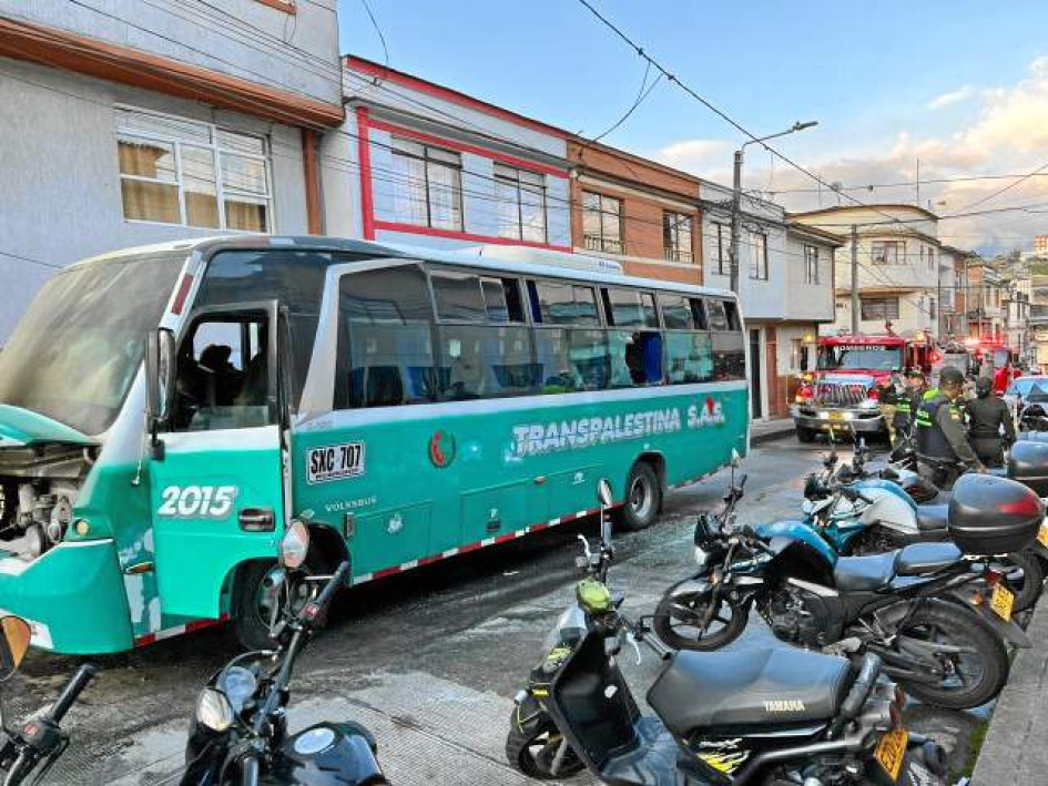 Así quedó el bus que se incendió cuando transportaba 30 estudiantes y una docente. Así quedó el bus que se incendió cuando transportaba 30 estudiantes y una docente.