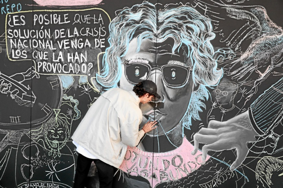 El artista Sergio Antonio Palacio Montoya dibuja un mural con el rostro del periodista y humorista asesinado Jaime Garzón, durante el acto conmemorativo en Bogotá. El artista Sergio Antonio Palacio Montoya dibuja un mural con el rostro del periodista y humorista asesinado Jaime Garzón, durante el acto conmemorativo en Bogotá.