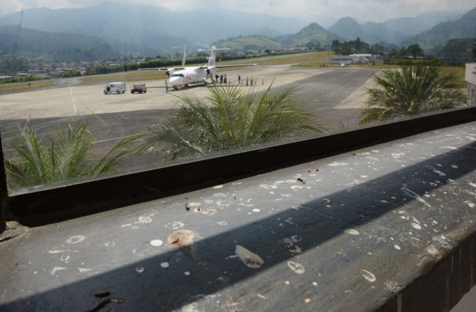 Pista con señalización borrosa para el aterrizaje, falta de poda en zonas verdes y ventanales con heces de palomas evidencian el descuido en el que están algunas zonas del Aeropuerto la Nubia de Manizales. Inficaldas asegura que atiende oportunamente estos espacios. Vea las fotos. Pista con señalización borrosa para el aterrizaje, falta de poda en zonas verdes y ventanales con heces de palomas evidencian el descuido en el que están algunas zonas del Aeropuerto la Nubia de Manizales. Inficaldas asegura que atiende oportunamente estos espacios. Vea las fotos.