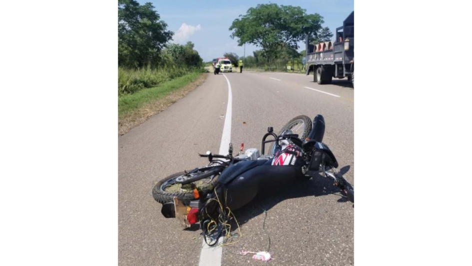 La moto en la que viajaban. Las dos personas se accidentaron a las 9:00 a.m. de este martes en la vía La Dorada - Puerto Boyacá. La moto en la que viajaban. Las dos personas se accidentaron a las 9:00 a.m. de este martes en la vía La Dorada - Puerto Boyacá.