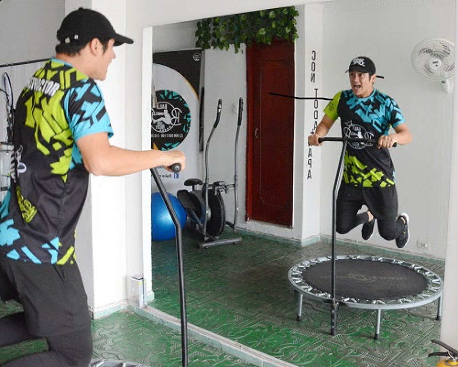 Ricky en sus clases usa un trampolín con el que les hace quemar calorías a sus clientes y a estar en forma. Ricky en sus clases usa un trampolín con el que les hace quemar calorías a sus clientes y a estar en forma.