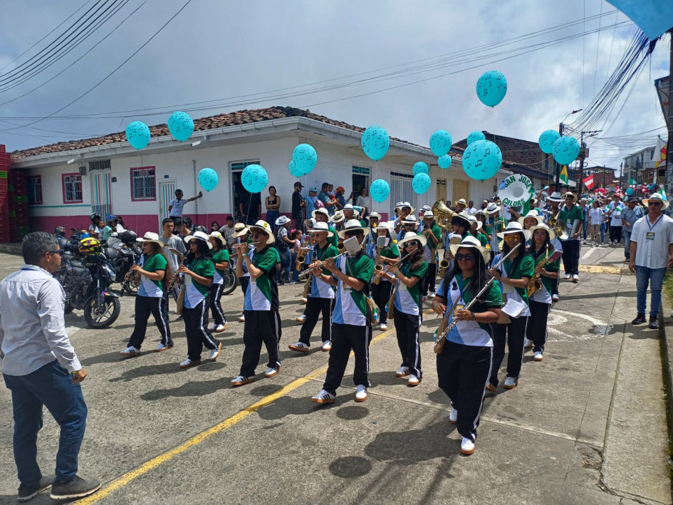 Unos 480 estudiantes compartieron en torno a la música. Unos 480 estudiantes compartieron en torno a la música.