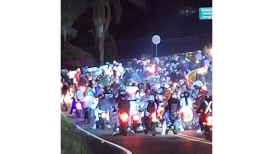 Las motos se ubicaron en el sector de la Estación Uribe y bloquearon la salida de Manizales en la noche de este sábado. Las motos se ubicaron en el sector de la Estación Uribe y bloquearon la salida de Manizales en la noche de este sábado.