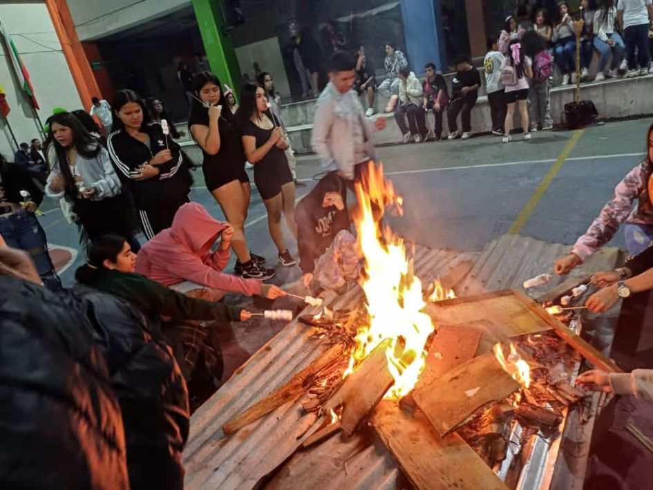 La Lunada se vivió con una fogata en la cancha del colegio. La Lunada se vivió con una fogata en la cancha del colegio.
