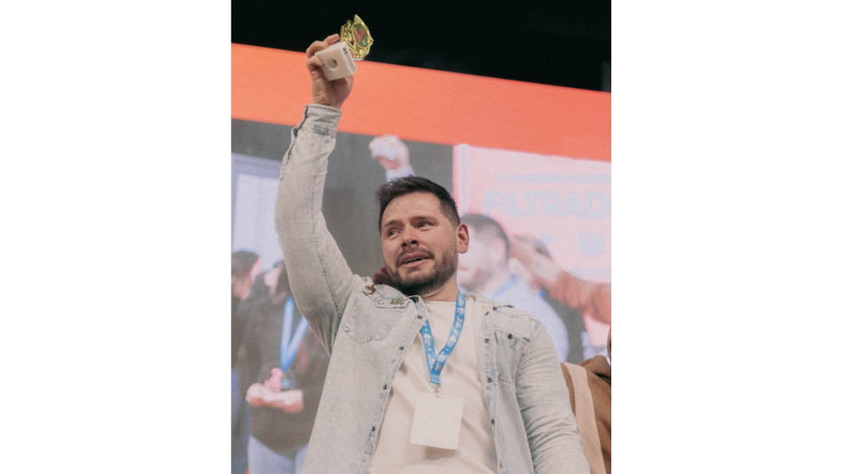 Michael Torres Suárez alzando el trofeo que lo ubica como el ganador de la competencia. Michael Torres Suárez alzando el trofeo que lo ubica como el ganador de la competencia.