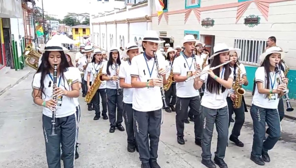 Las bandas desfilaron por las calles de San José. Las bandas desfilaron por las calles de San José.