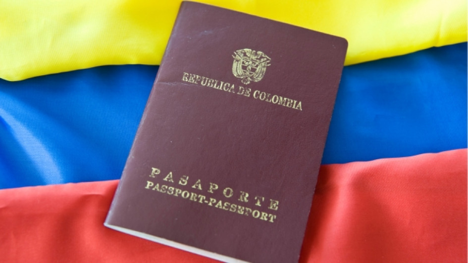 Como-sacar-pasaporte-Manizales Pasaporte colombiano delante en la bandera