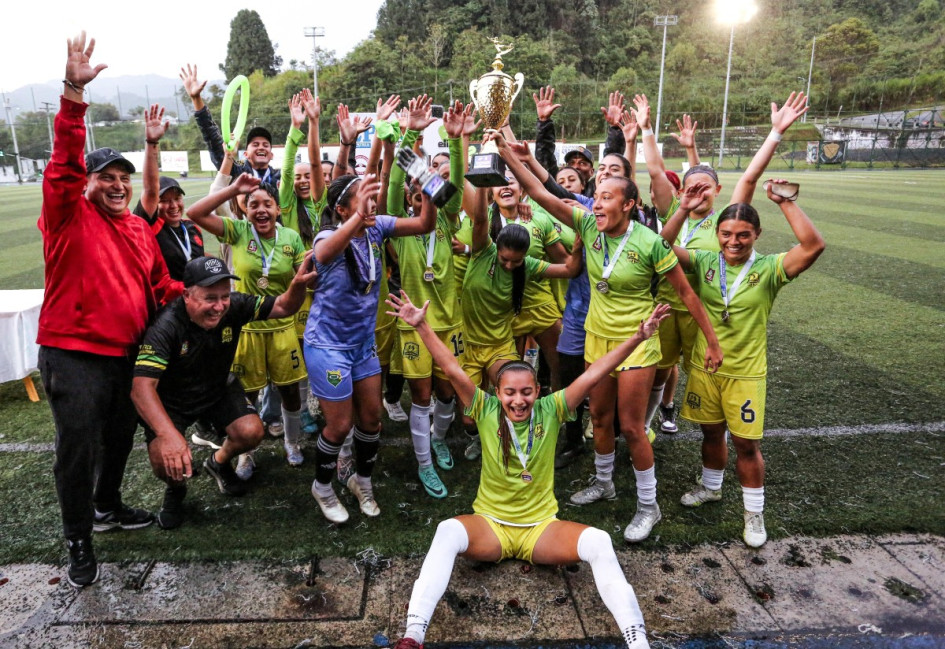 Jugadoras, técnicos y auxiliares del Atlético Dosquebradas reciben el trofeo que los acredita como los campeones de la Copa LA PATRIA Femenina de Fútbol. Le ganaron 2-1 al Once Caldas MFC. Jugadoras, técnicos y auxiliares del Atlético Dosquebradas reciben el trofeo que los acredita como los campeones de la Copa LA PATRIA Femenina de Fútbol. Le ganaron 2-1 al Once Caldas MFC.