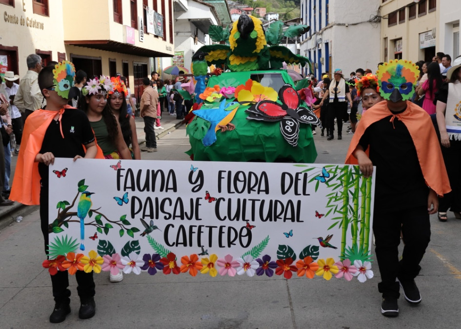 Este sábado (17 de agosto) se realizó el desfile de comparsas de la edición 12 del Pregón de la Noche del Fuego de Salamina (Caldas). También hubo conciertos y danza. Vea las postales de la celebración. Este sábado (17 de agosto) se realizó el desfile de comparsas de la edición 12 del Pregón de la Noche del Fuego de Salamina (Caldas). También hubo conciertos y danza. Vea las postales de la celebración.