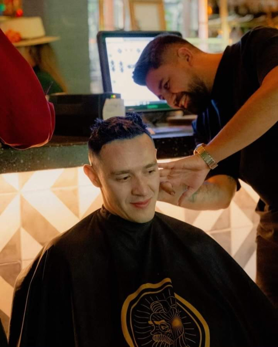 Azul, pintado de azul, así quedó el cabello del artista de música popular y referente de este género por estos días, Luis Alfonso, a quien llaman El Señorazo. Azul, pintado de azul, así quedó el cabello del artista de música popular y referente de este género por estos días, Luis Alfonso, a quien llaman El Señorazo.