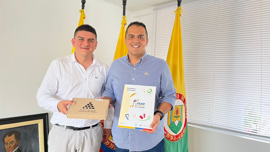 El alcalde de Belalcarzar posó junto a Elier Ávalo, director de Fortalecimiento de la ESAP. El alcalde de Belalcarzar posó junto a Elier Ávalo, director de Fortalecimiento de la ESAP.