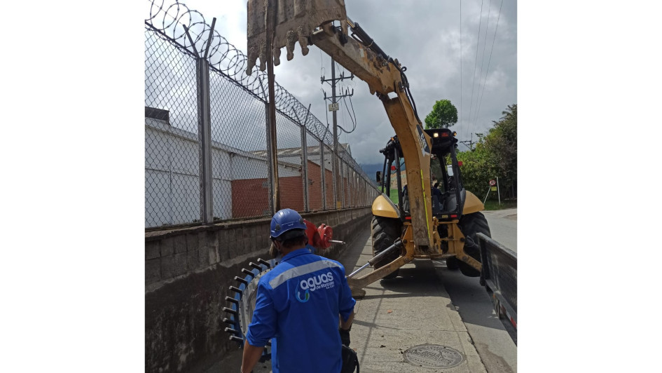 Frente a la empresa Riduco, sitio de la intervención, habrá poco movimiento de tierra, anunció el gerente de Aguas de Manizales, Jorge Eliécer Rivillas Herrera. Frente a la empresa Riduco, sitio de la intervención, habrá poco movimiento de tierra, anunció el gerente de Aguas de Manizales, Jorge Eliécer Rivillas Herrera.