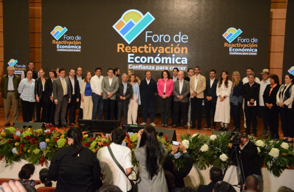 Gremios, expertos y empresarios nacionales, junto con el alcalde de Manizales, Jorge Eduardo Rojas, y el gobernador de Caldas, Henry Gutiérrez, se unieron ayer con los ministros, delegados del Gobierno nacional y el presidente, Gustavo Petro, para hacer una apuesta por la reactivación nacional. No hubo apuestas puntuales para esta región. Gremios, expertos y empresarios nacionales, junto con el alcalde de Manizales, Jorge Eduardo Rojas, y el gobernador de Caldas, Henry Gutiérrez, se unieron ayer con los ministros, delegados del Gobierno nacional y el presidente, Gustavo Petro, para hacer una apuesta por la reactivación nacional. No hubo apuestas puntuales para esta región.