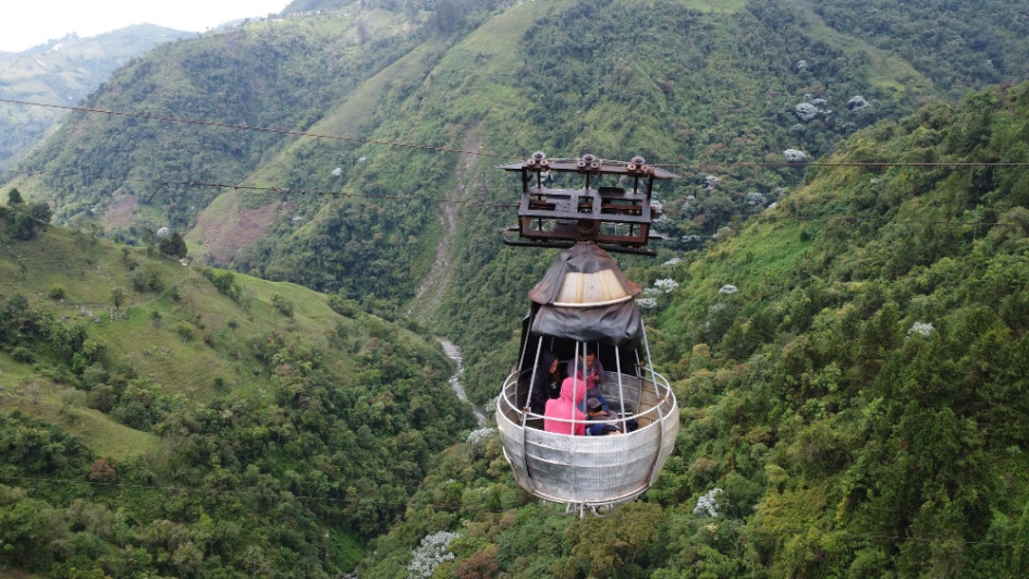En la foto, la anterior góndola del cable de El Nido del Cóndor, que tras el incidente fue adaptada solo para transportar carga. Cinco empleados del hotel estuvieron atrapados durante 18 horas en la cabina artesanal en diciembre del 2023. Vea el cable aéreo moderno que reemplazó el sistema antiguo. En la foto, la anterior góndola del cable de El Nido del Cóndor, que tras el incidente fue adaptada solo para transportar carga. Cinco empleados del hotel estuvieron atrapados durante 18 horas en la cabina artesanal en diciembre del 2023. Vea el cable aéreo moderno que reemplazó el sistema antiguo.