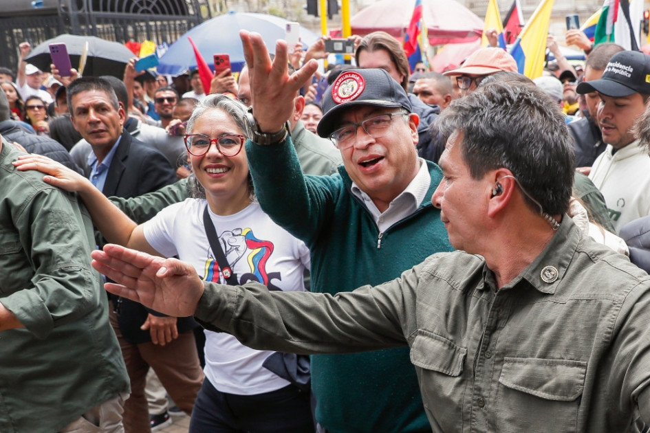 Fotografía de archivo que muestra al presidente, Gustavo Petro, acompañado de la senadora María José Pizarro, mientras saluda durante una marcha con motivo Día Internacional de los Trabajadores el 1 de mayo de 2024 en Bogotá. Fotografía de archivo que muestra al presidente, Gustavo Petro, acompañado de la senadora María José Pizarro, mientras saluda durante una marcha con motivo Día Internacional de los Trabajadores el 1 de mayo de 2024 en Bogotá.