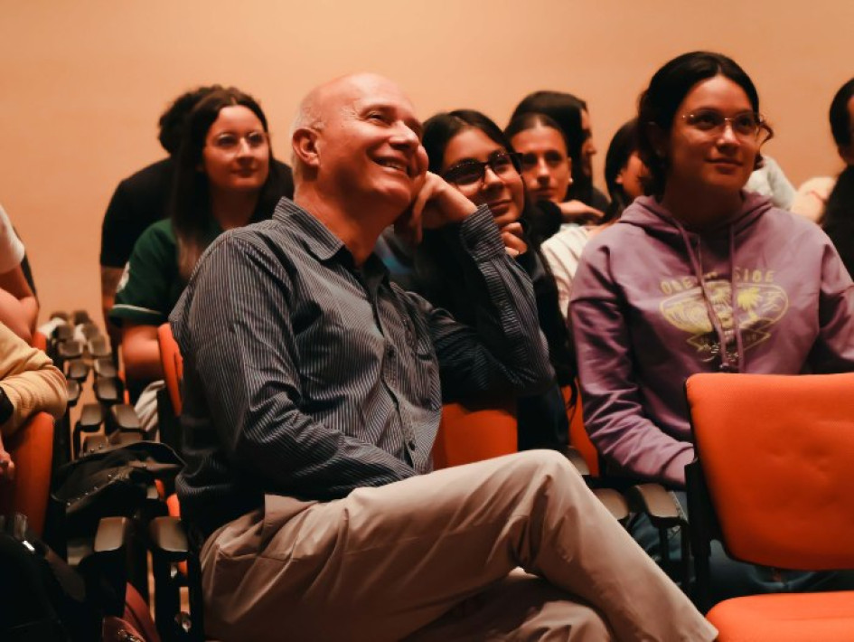 Estudiantes y profesores del Departamento de Lingüística y Literatura de la U. de Caldas le hicieron un homenaje al profesor y escritor de la institución, Octavio Escobar Giraldo. Estudiantes y profesores del Departamento de Lingüística y Literatura de la U. de Caldas le hicieron un homenaje al profesor y escritor de la institución, Octavio Escobar Giraldo.