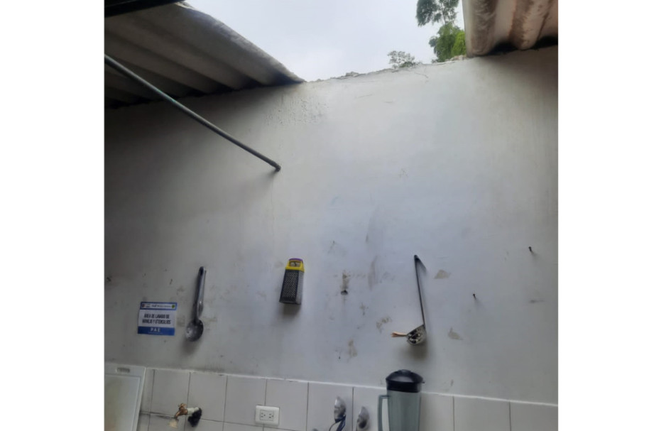 Los delincuentes ingresaron por el techo de la cocina y se robaron la alimentación de los estudiantes. Los delincuentes ingresaron por el techo de la cocina y se robaron la alimentación de los estudiantes.