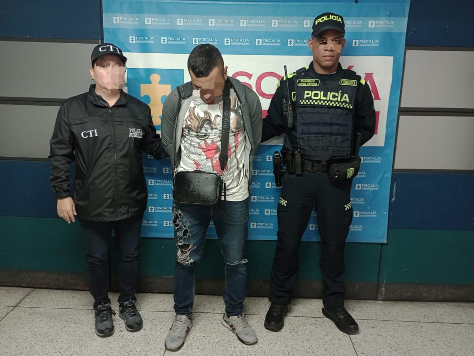 El señalado por acceso carnal violento en concurso con violencia intrafamiliar agravada contra su pareja. El señalado.