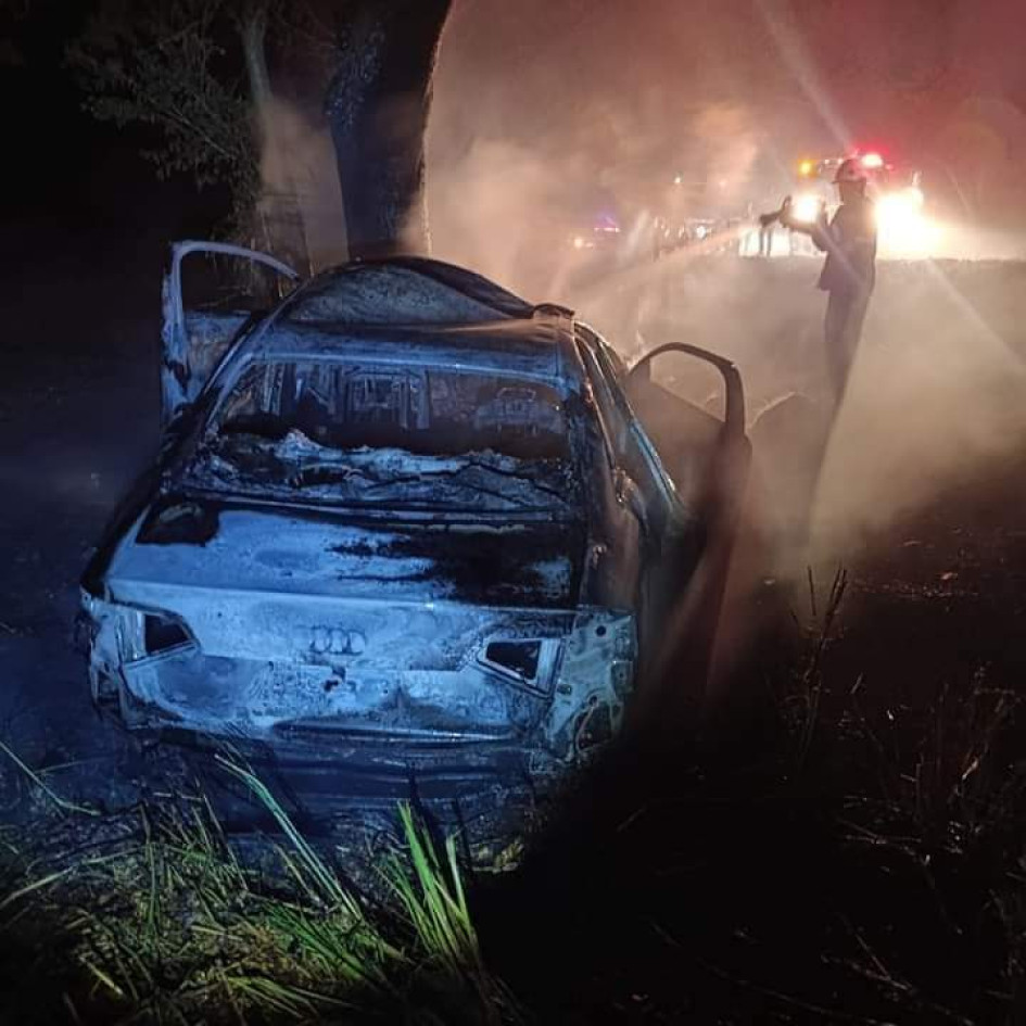 Uno de los carros accidentados. Foto cortesía organismos de socorro. Uno de los carros accidentados. Foto cortesía organismos de socorro.