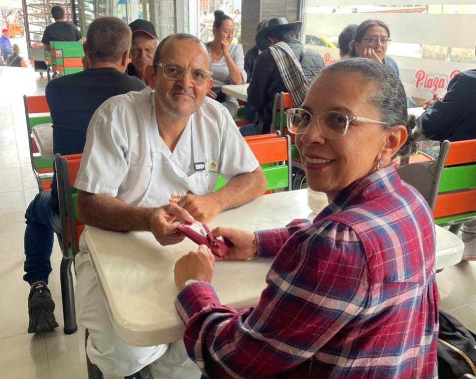 El padre durante la entrega de la billetera a su dueña. El padre durante la entrega de la billetera a su dueña.