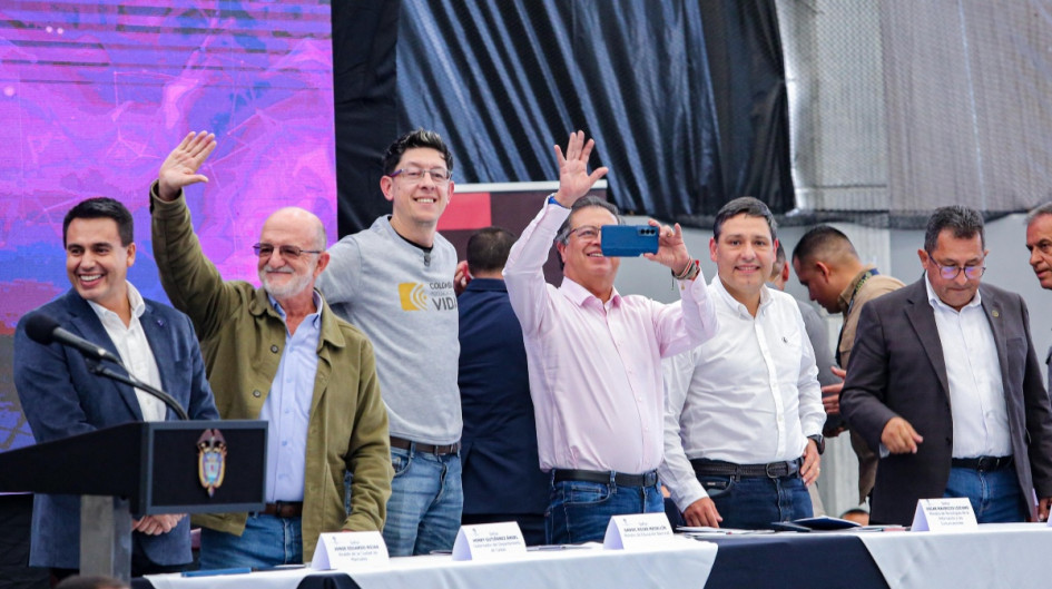 El presidente de Colombia, Gustavo Petro, presidió ayer en Manizales la presentación de la Facultad de Inteligencia Artificial para la Universidad de Caldas. "Estamos aquí poniendo la primera piedra de una revolución, que bien usada transformará en positivo la vida de la gente", dijo. El ministro de Educación, Daniel Rojas, ratificó $38 mil millones para construir la sede agroindustrial en Anserma y $19 mil millones, destinados a residencias universitarias en la sede de La Dorada. El presidente de Colombia, Gustavo Petro, presidió ayer en Manizales la presentación de la Facultad de Inteligencia Artificial para la Universidad de Caldas. "Estamos aquí poniendo la primera piedra de una revolución, que bien usada transformará en positivo la vida de la gente", dijo. El ministro de Educación, Daniel Rojas, ratificó $38 mil millones para construir la sede agroindustrial en Anserma y $19 mil millones, destinados a residencias universitarias en la sede de La Dorada.