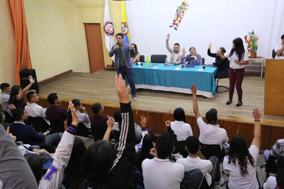 Los problemas se hacen grandes y cada vez más complicados cuando se ocultan y no se enfrentan, fue una de las conclusiones de la actividad realizada el jueves pasado en el INEM. Los problemas se hacen grandes y cada vez más complicados cuando se ocultan y no se enfrentan, fue una de las conclusiones de la actividad realizada el jueves pasado en el INEM.