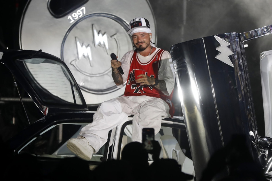 El cantante colombiano J Balvin canta durante la presentación de su nuevo disco "Rayo" el pasado jueves en Medellín (Colombia). El cantante colombiano J Balvin canta durante la presentación de su nuevo disco "Rayo" el pasado jueves en Medellín (Colombia).
