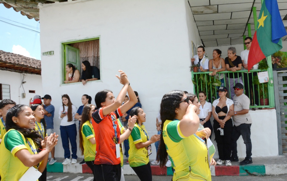 La Selección Huila Sub-19 de fútbol de salón por las calles de Filadelfia mientras en las casas las observaban desfilar. En una vivienda ubicaron una bandera del municipio. La Selección Huila Sub-19 de fútbol de salón por las calles de Filadelfia mientras en las casas las observaban desfilar. En una vivienda ubicaron una bandera del municipio.