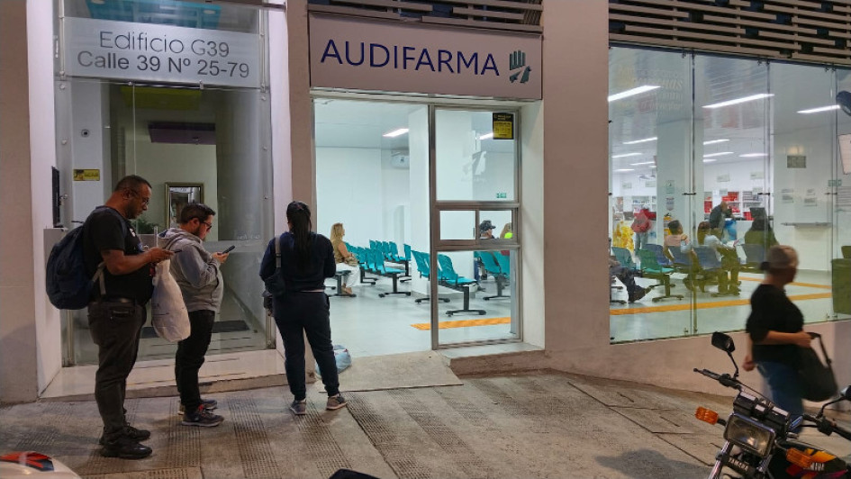 Este era el panorama externo en la sede de Audifarma, del sector Ondas del Otún, el jueves 25 de julio. Los usuarios, aun habiendo donde sentarse adentro, tuvieron que hacer fila afuera y de pie, por indicación de una auxiliar de servicio al cliente del dispensario. Este era el panorama externo en la sede de Audifarma, del sector Ondas del Otún, el jueves 25 de julio. Los usuarios, aun habiendo donde sentarse adentro, tuvieron que hacer fila afuera y de pie, por indicación de una auxiliar de servicio al cliente del dispensario.