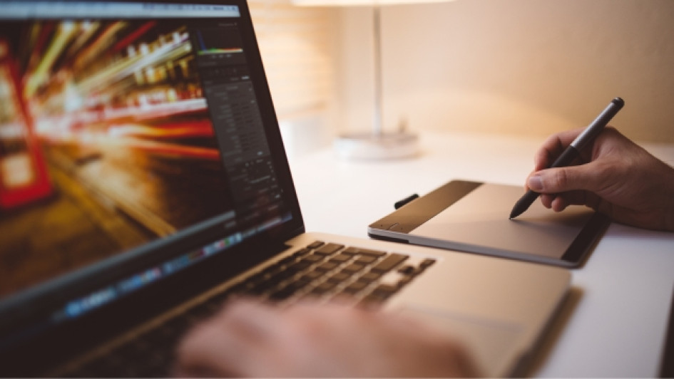 Mejores-apps-para-mejorar-calidad-de-fotos Persona editando una foto en un computador