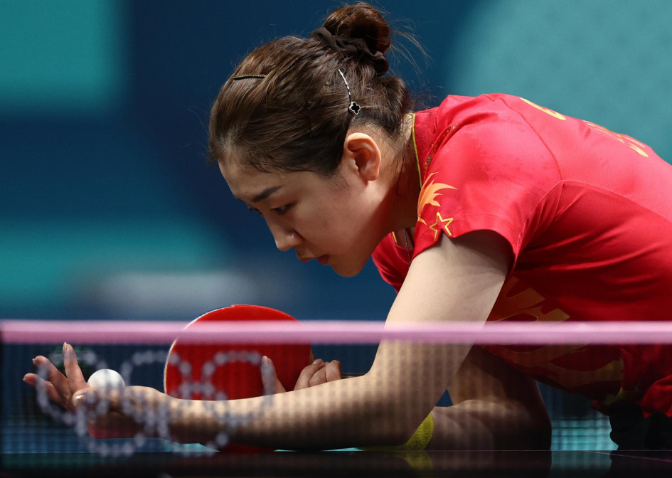Meng Chen de China, actual campeona olímpica, en acción contra Yubin Shin de Corea del Sur en su partido semifinal femenino de las competiciones de tenis de mesa en los Juegos Olímpicos de París 2024, en el South Paris Arena de París, Francia, este viernes 2 de agosto. Meng Chen de China, actual campeona olímpica, en acción contra Yubin Shin de Corea del Sur en su partido semifinal femenino de las competiciones de tenis de mesa en los Juegos Olímpicos de París 2024, en el South Paris Arena de París, Francia, este viernes 2 de agosto.
