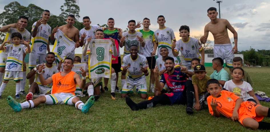 Los jugadores de Gama Riosucio Supía celebran la victoria sobre Tigres del Quindío en el estadio El Vergel. Son punteros del Campeonato Nacional de Primera C. Nacional de Primera C